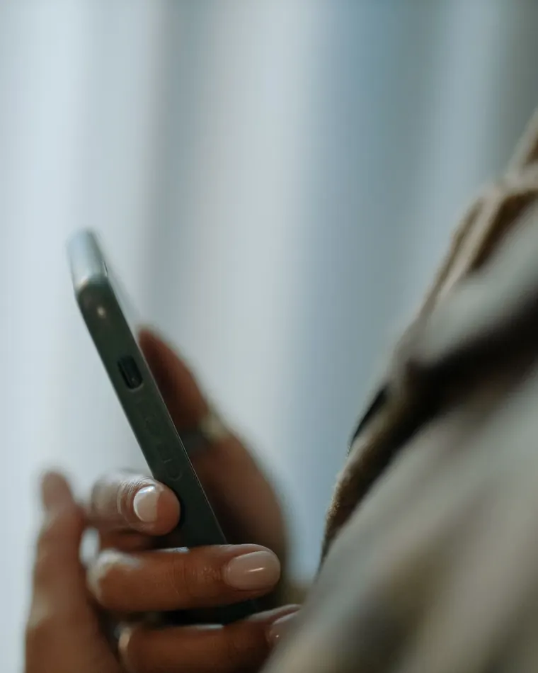 Mão segurando um celular